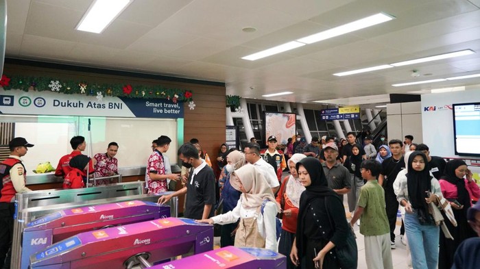 Ramainya Penumpang LRT JabodetabekSaat Pergantian Tahun